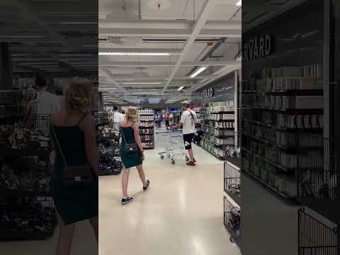 Miniatyrbild: Gekås Ullared 🇸🇪 | Sweden’s Biggest Shopping Adventure! 🛒✨ #Shorts – Ullared haul på YouTube