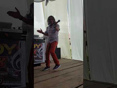 Okem, Onot Kemara, Ceh Didong Kemara  membawakan lagu berketibung, dengan gayanya yang luwes enerjik