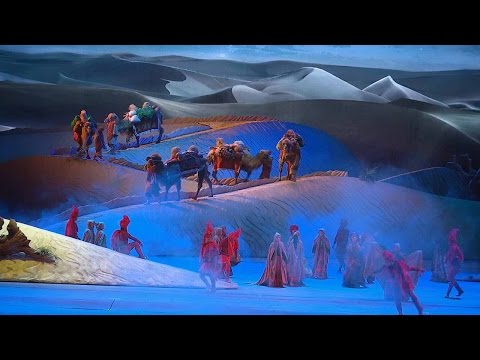Grande espetáculo em Xinjiang, no noroeste da China, visa promover a comunicação cultural