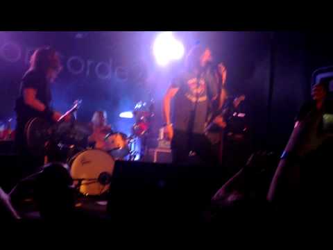 Foo Fighters - White Limo feat. 'UK Foo Fighters' vocalist.