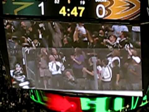 Mike Modano scores his last goal on home ice