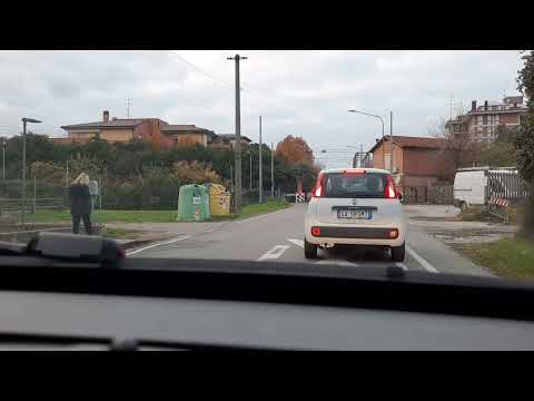 Transito al passaggio a livello di Carpi.