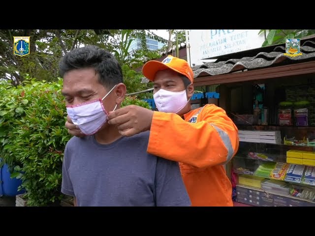 Pemprov DKI Jakarta Bagikan Masker di Kelurahan Tebet Timur