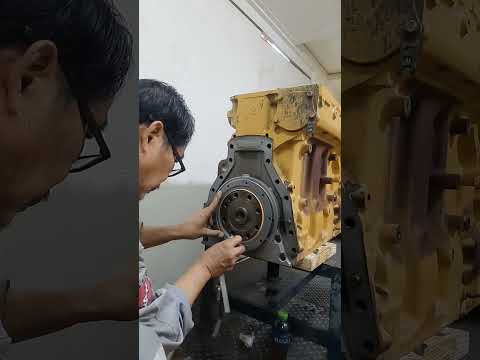 Install Seal rear #caterpillar #caterpillarinc #enginerebuilding