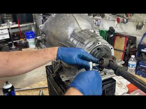 Rebuilding a 1966 powerglide transmission. Continuing the 1966 Caprice project. Aluminum Powerglide