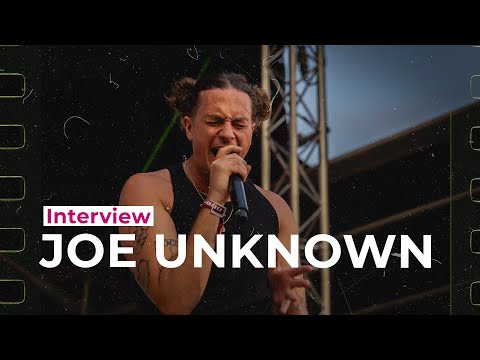 On a rencontré JOE UNKNOWN, chanteur punk, singulier mais ravageur