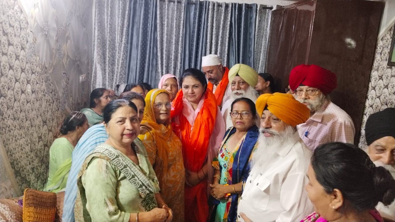ਕੌਂਸਲਰ ਮੈਡਮ ਇੰਦੂ ਮੁਨੀਸ਼ ਸ਼ਾਹ ਜੀ ਅੱਜ ਗੁਰੂਦਵਾਰਾ ਵਾਈ ਬਲਾਕ ਦੇ ਪ੍ਰਧਾਨ ਸ਼੍ਰੀ ਬਲਜੀਤ ਸਿੰਘ ਦੇ ਘਰੇ ਪਹੁੰਚੇ