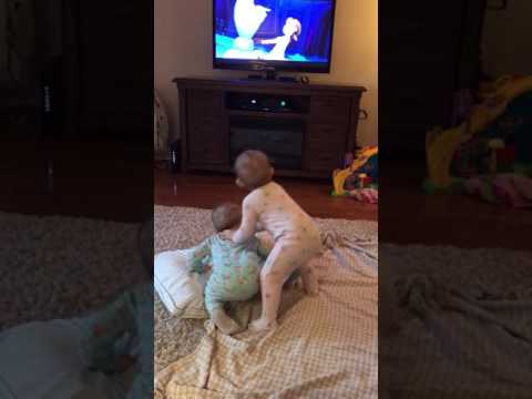 Die Eiskönigin - Süße Zwillinge spielen ihre Lieblingsszene nach