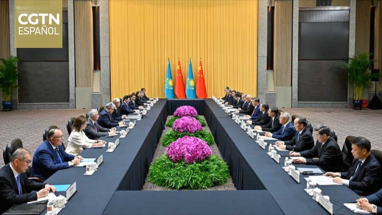 Xi Jinping se reúne en Shanghai con el presidente kazajo