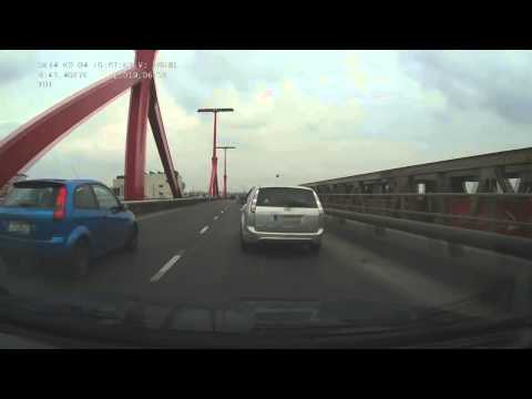 Így előz egy tahó autós!