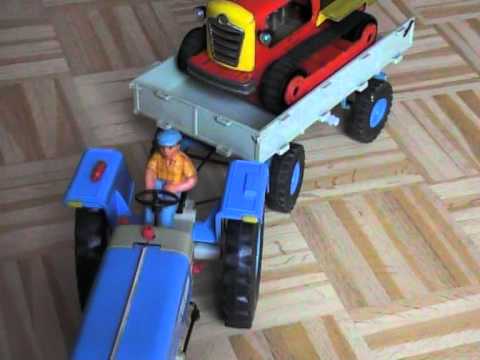 DDR Spielzeugtraktor auf Fahrt