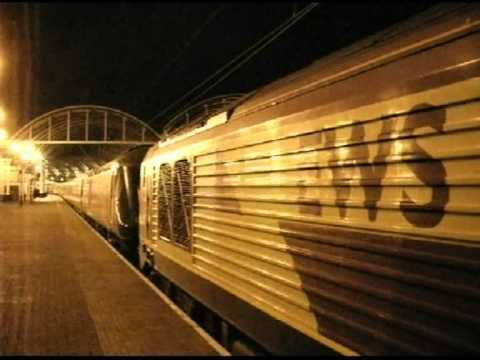 EWS Rescue Loco 67019 with failed HST at Newcastle Central 30th October 2007