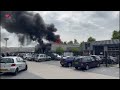 Grote uitslaande brand in autobedrijf in Almere