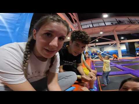 FAMILIAS Youtubers se RETAN en PARQUE de TRAMPOLINES  y Hacen ¡SUPER SALTOS!