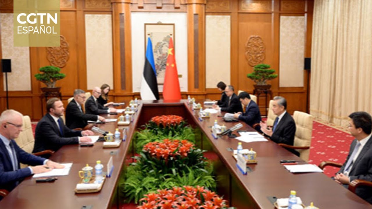 Canciller chino conversa con su homólogo estonio