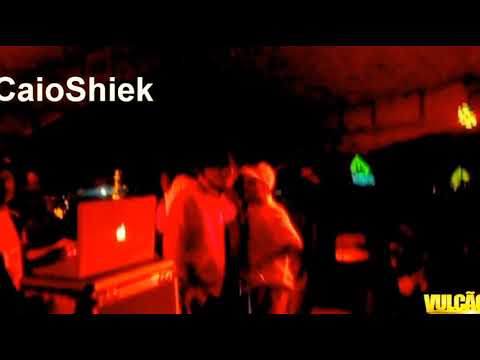 PLAYBOY DA PEDREIRA E MENOR REVOLTADO DANÇANDO EMBRAZADÃO NO SHOW DO RACIONAIS KKKK ((RLQ 2013))