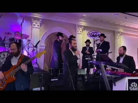 Watch Beri weber Perform מאמין בניסים Together With The Yedidim Choir And The Freilach Band.