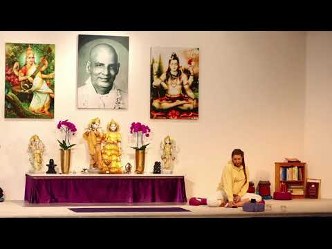 Rückenyoga mit Elena - Yoga Vidya Mittelstufe live 09:15 Uhr - 20.11.2020