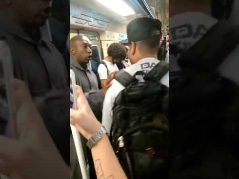 Policial Fardado  Rimando no Metro