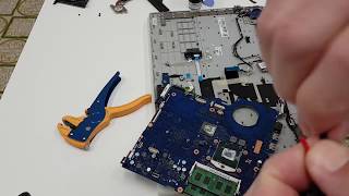 Video thumbnail for Tutorial Riparazione: Connettore Alimentatore Notebook (Samsung RV720 Danneggiato) 2/3 Parti by Dottoreazzuma