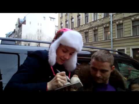 Natalia Oreiro . Saludando a Fans en Hotel, San Petersburgo - Rusia . 13.12.2013
