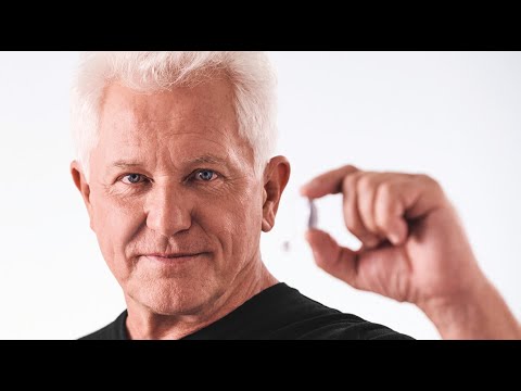 Miroslav Nemec trägt Signia Hörgeräte Xperience