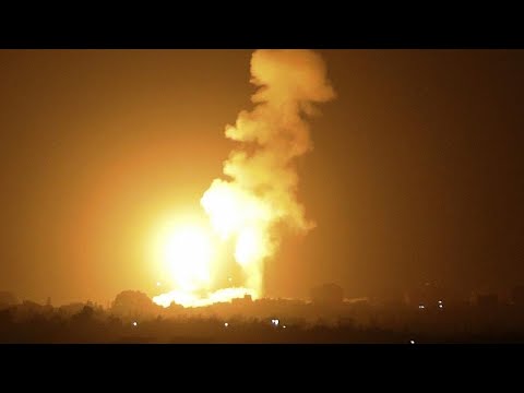 شاهد غارات جوية إسرائيلية على غزة رداً على إطلاق بالونات حارقة من القطاع…