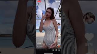 目のやり場に困る　謎の水着美女