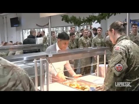 Gb, il premier Sunak serve il pranzo di Natale alle truppe Nato di stanza in Estonia