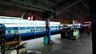 preview picture of video '15609 Awadh Assam+Jivacch Link Express leaving New Jalpaiguri station'