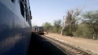 preview picture of video '16508 bangalore jodhpur express crosses swarna jayanti rajdhani express'