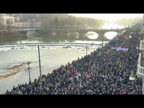 Torino, 15mila in marcia verso il quartiere dove c'era Askatasuna
