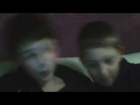 Armend und Saandro lernen