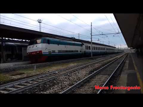 Arrivo e partenza E.444 R 005 con 8 carrozze IC XMPR a Reggio Emilia