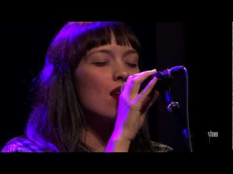 Kate Earl - "Stronger" (eTown webisode #314)