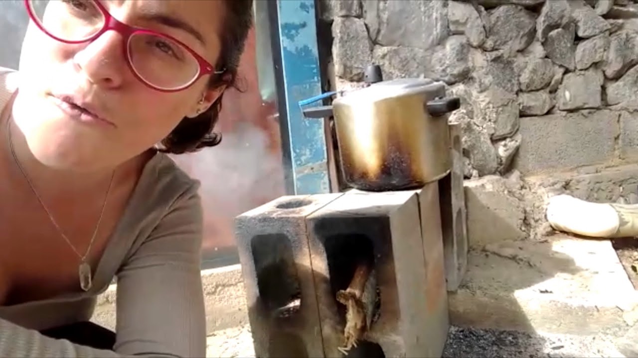 Imagem: Arquiteta Mariana Rebelatto cria fogão a lenha adaptado para driblar falta de gás