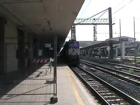 E656.433 in partenza con l' EXP 14586 "Pellegrini" Roma Ostiense - Lourdes