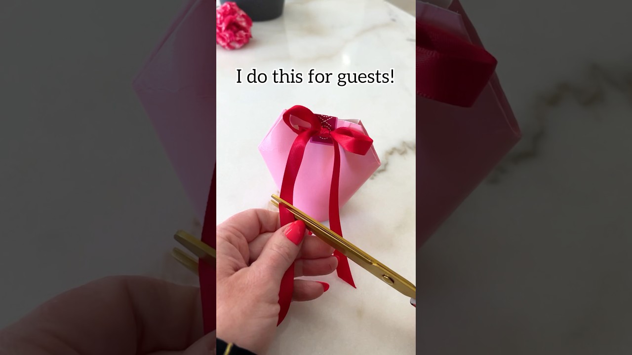 Transform a paper cup to gift treats this Valentines Day! #partyideas #treats #valentinesday