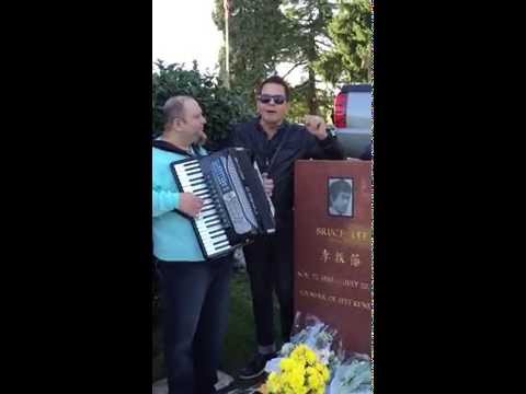 Jean canta la mormantul lui '' Bruce Lee '' idolul sau din copilarie in Seattle Washington