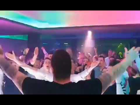 Amar Gile pjeva Bešlićevu pjesmu "Hej zoro"