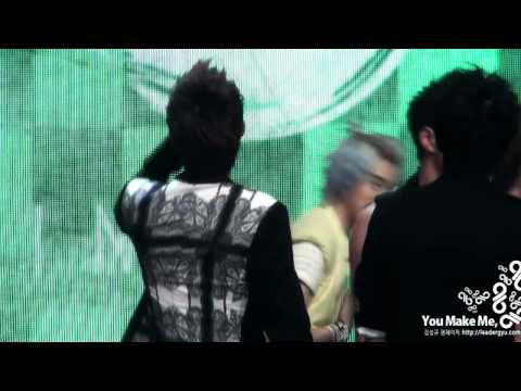 [Fancam) - 120601 - WooGyu hug for 'The Chaser' 1rst win @ Music Bank