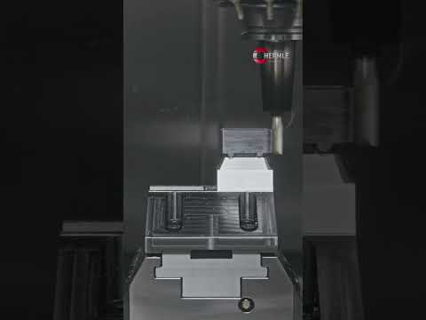 Hermle Bearbeitungszentrum C 12 mit Robotersystem RS 05-2 fräst einen "Bulli"