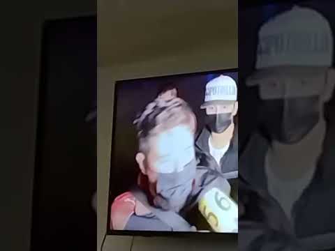 ya miraron a la señora de chamarra tratando de intimidar al muchacho que está dando entrevista