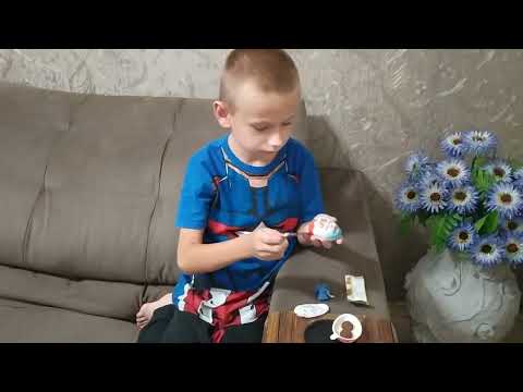 Nicolas abrindo kinder ovos.