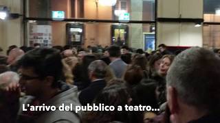 Prima e dopo lo spettacolo al teatro Politeama, Gabriella Greison accolta come una rockstar a Genova