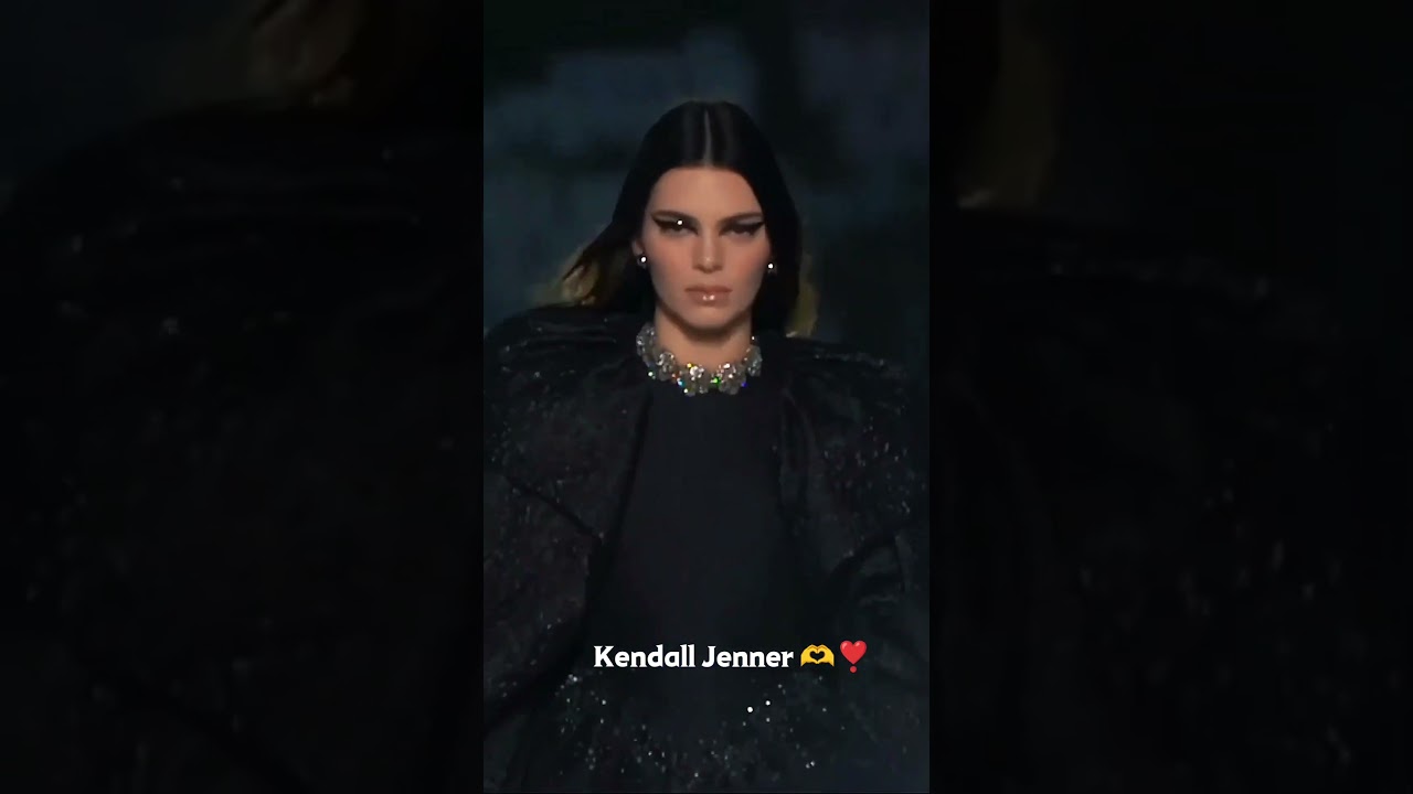 Kendall Jenner 🤍✨ #fashion #jenner #kendall #gigihadid #kendalljenner #metgala #model #runway