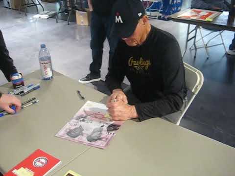 Jim Kaat signs autographs for The SI KING 2-4-23 (1)