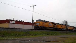 preview picture of video 'UP 7428 leads Union Pacific train QPDRV @ Salem, Oregon 1-31-2012'