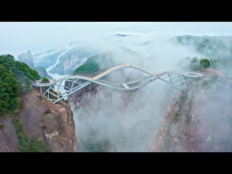 Eccentric Chinese bridge becomes a tourist hit