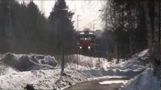 preview picture of video '03.04.2012 1136 Freight train T5417 passes Oulu,koskela Dr16 2808 pull train.'